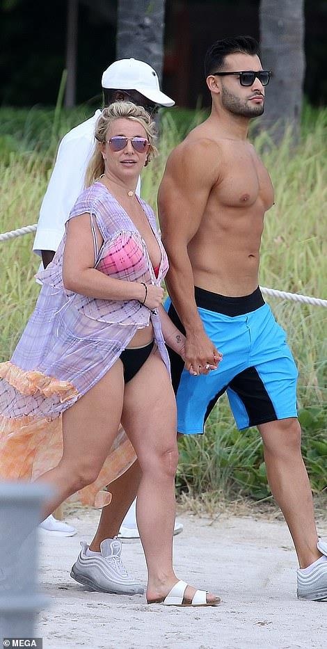 Britney Spears dien bikini tam bien anh 9