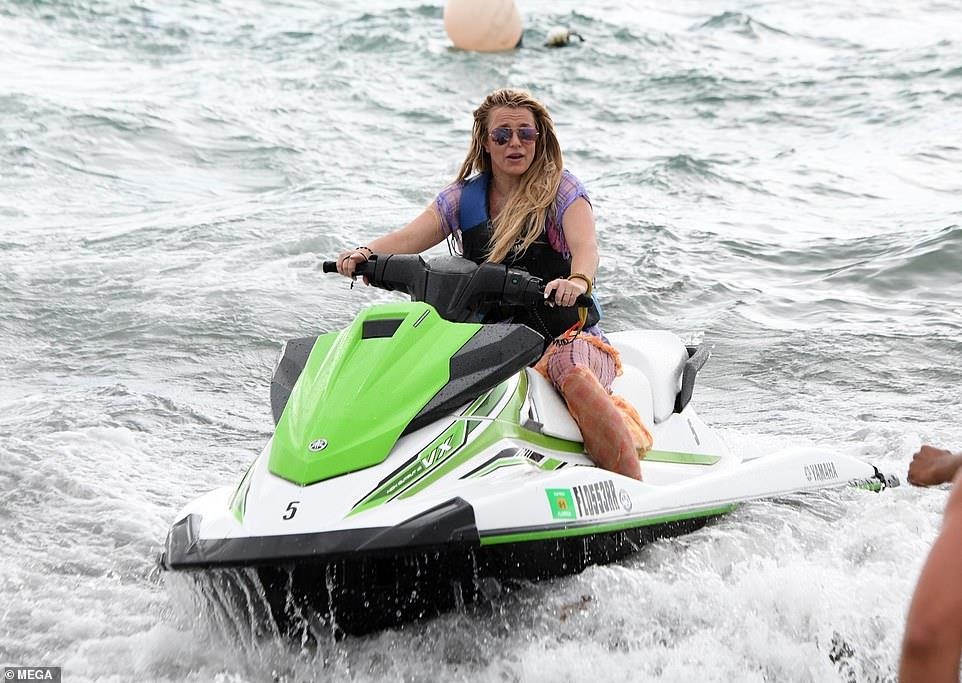 Britney Spears dien bikini tam bien anh 10