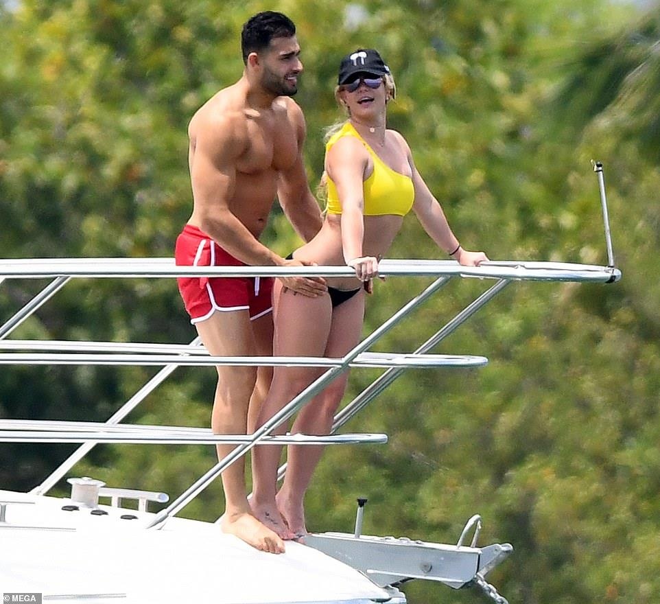 Britney Spears dien bikini tam bien anh 1