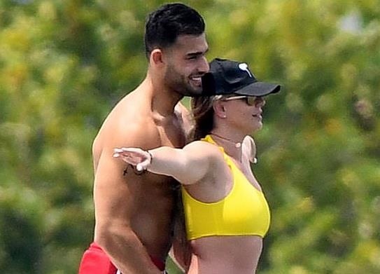 Britney Spears mac bikini, om chat ban trai kem tuoi tren bien hinh anh