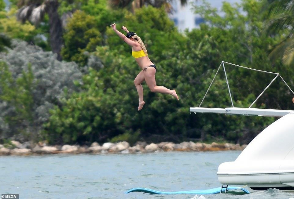Britney Spears dien bikini tam bien anh 6