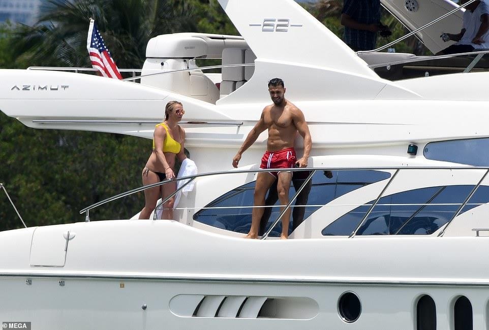 Britney Spears dien bikini tam bien anh 7