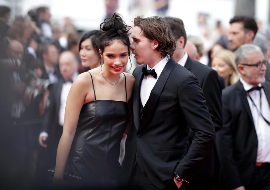 Brooklyn Beckham hon dam duoi ban gai anh 7