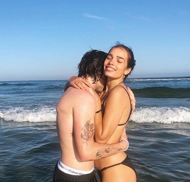 Brooklyn Beckham hon dam duoi ban gai anh 1