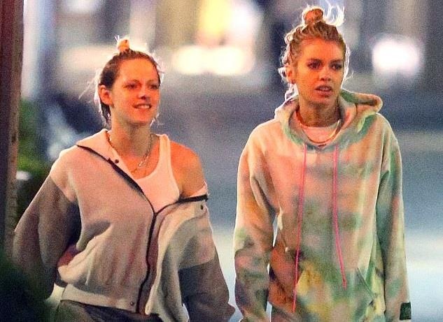 Sao nu ‘Chang vang’ tay trong tay voi ban gai dong tinh hinh anh