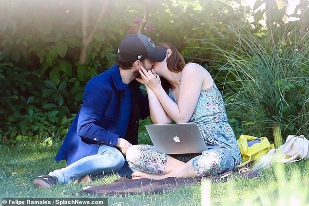 Sao ‘Harry Potter’ hon dam duoi ban gai o cong vien anh 1