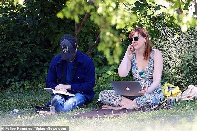 Sao ‘Harry Potter’ hon dam duoi ban gai o cong vien anh 3