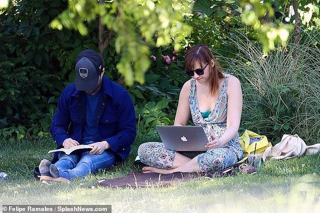 Sao ‘Harry Potter’ hon dam duoi ban gai o cong vien anh 4