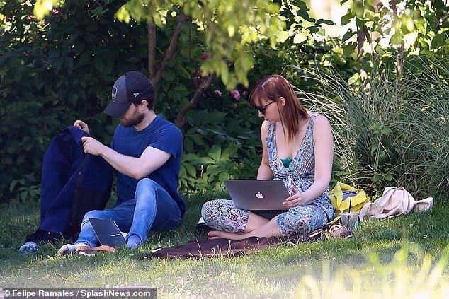 Sao ‘Harry Potter’ hon dam duoi ban gai o cong vien anh 5