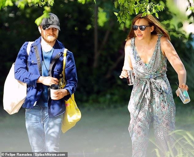 Sao ‘Harry Potter’ hon dam duoi ban gai o cong vien anh 6