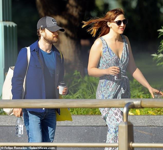 Sao ‘Harry Potter’ hon dam duoi ban gai o cong vien anh 7