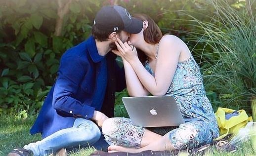 Sao ‘Harry Potter’ hon dam duoi ban gai o cong vien hinh anh