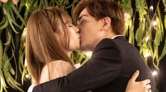 Sao Viet hanh phuc ben ban trai kem tuoi sau do vo hon nhan hinh anh