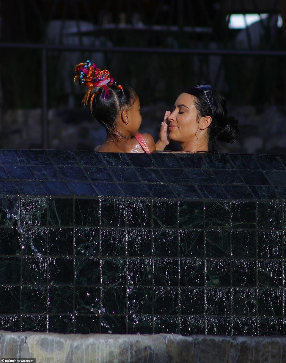 Kim Kardashian dien bikini nong bong anh 7