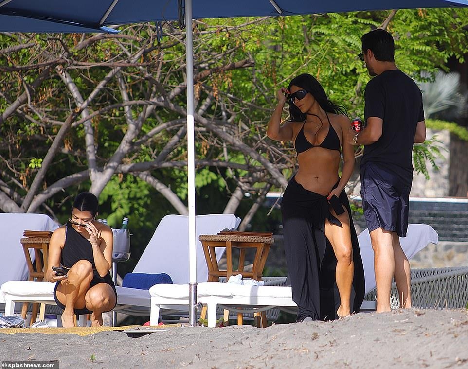 Kim Kardashian dien bikini nong bong anh 5