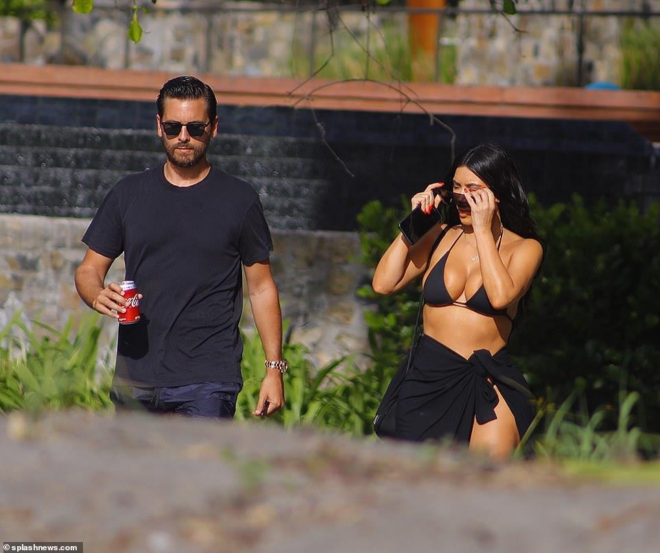 Kim Kardashian dien bikini nong bong anh 4