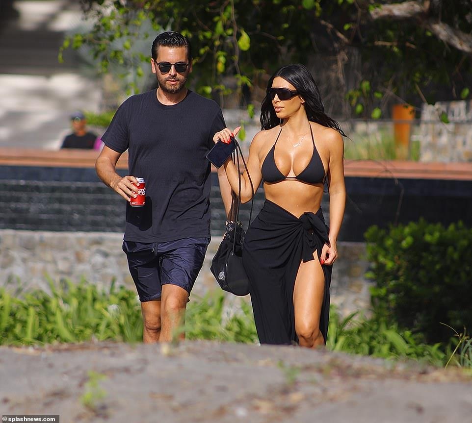 Kim Kardashian dien bikini nong bong anh 3