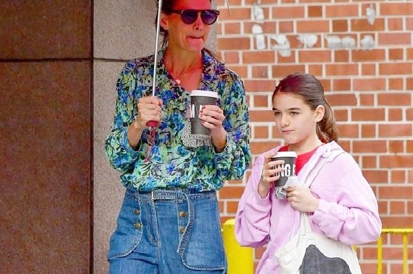 Be Suri xuat hien sau on ao khong phai con ruot cua Tom Cruise hinh anh