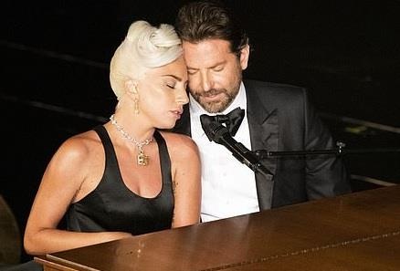 Bradley Cooper tai hop Lady Gaga sau khi chia tay ban gai hinh anh