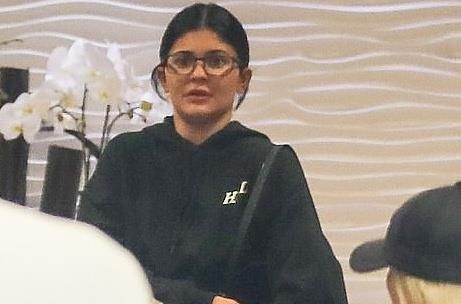 Kylie Jenner bi che kem sac khi khong trang diem hinh anh