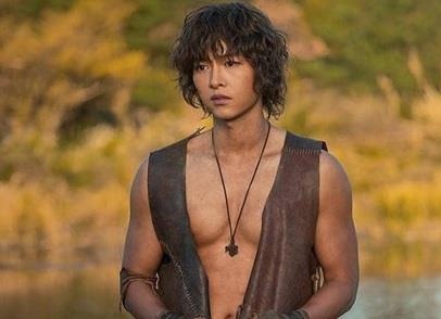 Phim dang phat song cua Song Joong Ki khong bi anh huong vi vu ly hon hinh anh