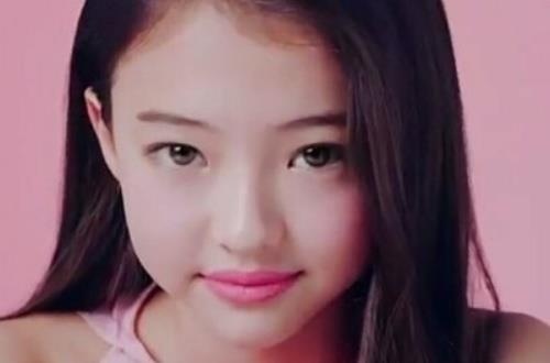 Quang cao cua nguoi mau nhi bi chi trich goi duc hinh anh