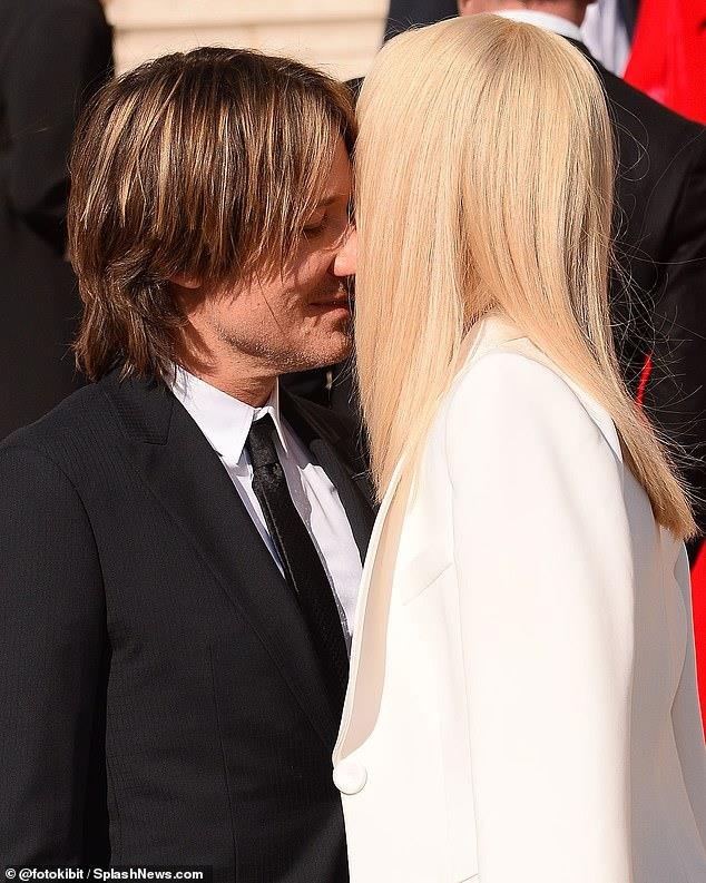 Nicole Kidman hon chong kem tuoi anh 1