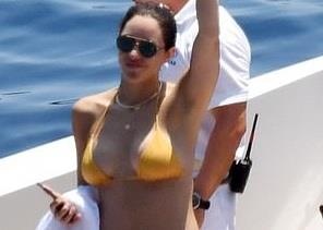 Ca si My khoe dang tren du thuyen ben chong hon 35 tuoi hinh anh