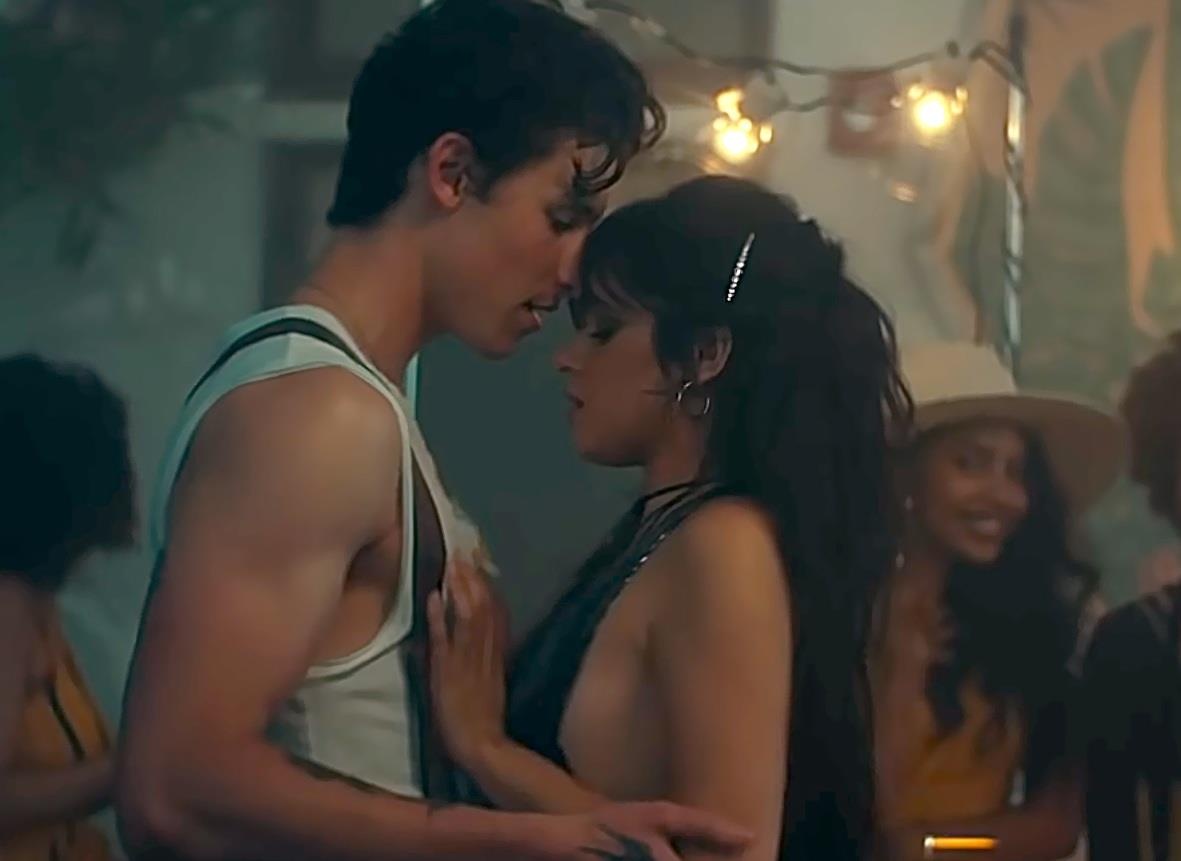 Shawn Mendes nam tay, hon Camila Cabello tren pho hinh anh