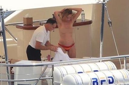 Dien vien phim ‘Lolita’ khoa than tren du thuyen sang trong hinh anh