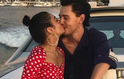 Sao 'High School Musical' hon dam duoi ban trai kem tuoi hinh anh