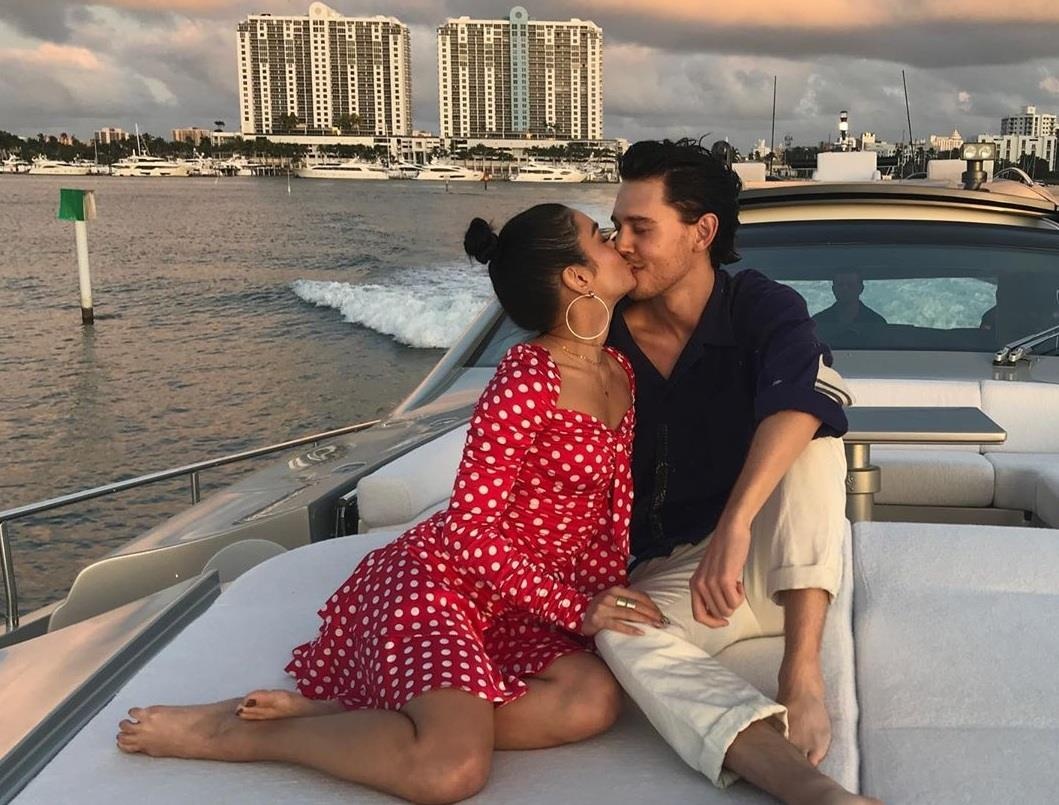 Vanessa Hudgens hôn đắm đuối bạn trai kém tuổi ảnh 1 Vanessa Hudgens hon dam duoi ban trai kem tuoi anh 1