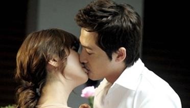 Lo anh giuong chieu cua sao nam vua bi bat vi cuong hiep 2 co gai hinh anh