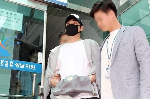 Tai tu bi to cuong hiep tap the cui dau khi xuat hien hinh anh