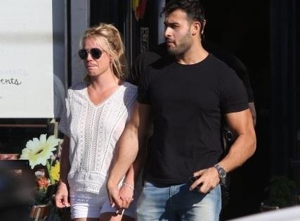 Britney Spears 'tha rong', tinh tu ben ban trai kem 13 tuoi hinh anh