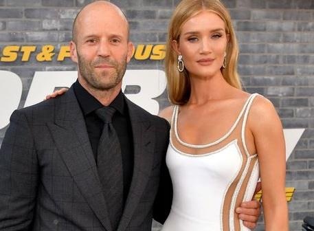 'Bong hong Anh' khoe than hinh nong bong voi vay xe cao hinh anh