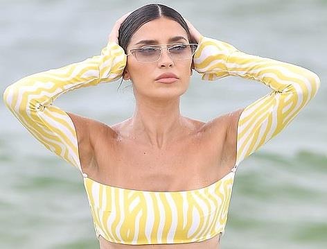 My nhan nong bong nhat Canada khoe than hinh tren bien hinh anh