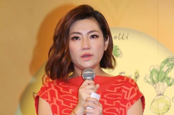 Nu ca si Dai Loan nuc no khi bi miet thi voc dang sau tai nan bong hinh anh