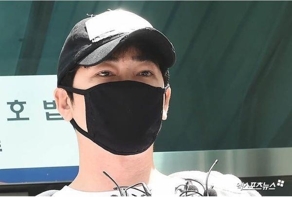 Kang Ji Hwan cuong hiep hai nhan vien anh 1