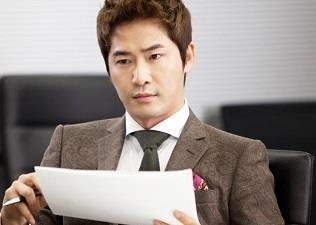 Kang Ji Hwan xay quay bar de nhin trom phu nu mac bikini hinh anh