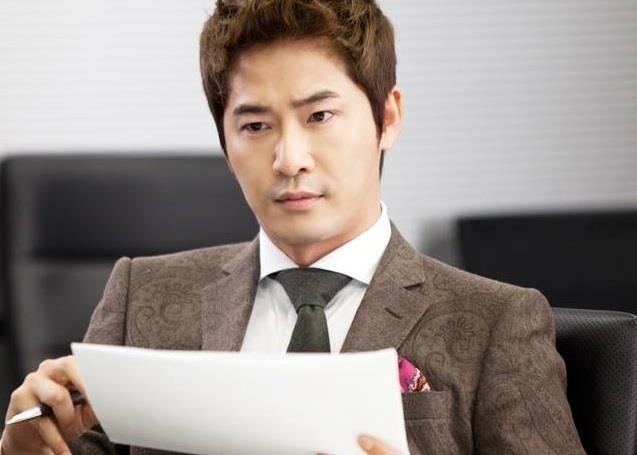 Kang Ji Hwan thich ngam phu nu mac bikini anh 1