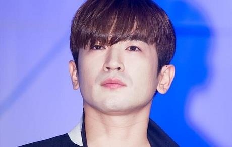 Canh sat phat hien bang chung nam ca si Han quay roi tinh duc hinh anh