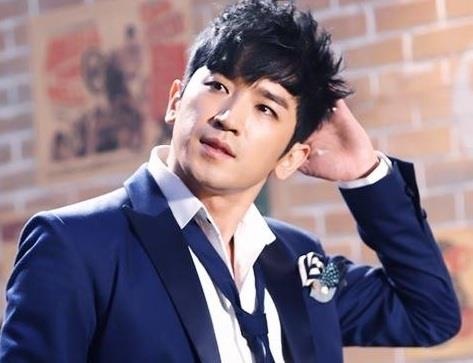 Thanh vien nhom Shinhwa doi mat voi 10 nam tu vi quay roi tinh duc hinh anh