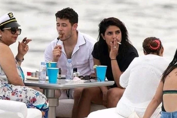 hoa hau the gioi 2000 bi chi trich vi hut thuoc anh 1