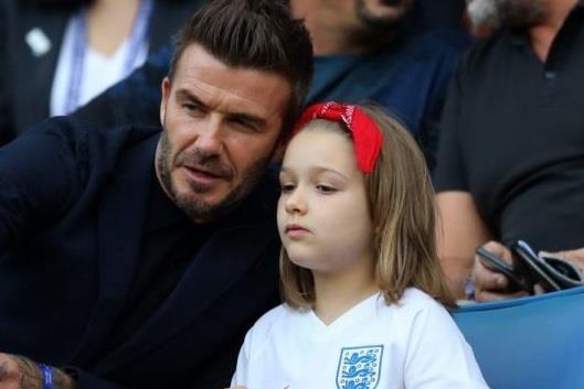 Harper Beckham xinh dep va sanh dieu khi di du lich cung gia dinh hinh anh