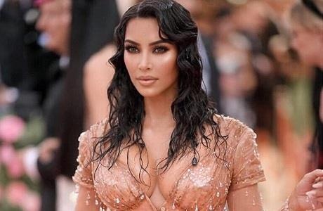 Ban than cua Kim Kardashian bi to ep nguoi mau gui anh khoa than hinh anh