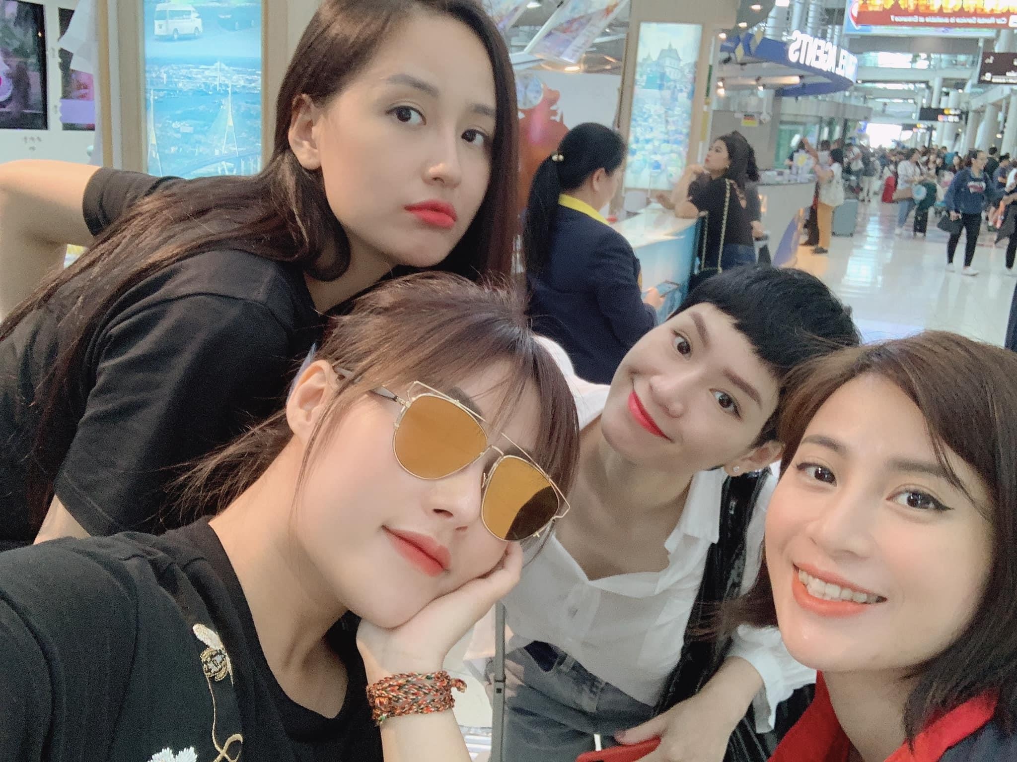 Mai Phuong Thuy di du lich cung hoi ban than noi tieng o Thai Lan hinh anh