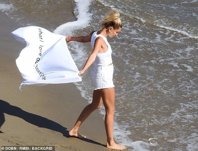 Hailey Baldwin tha rong tren bo bien,  khoe vong mot nong bong anh 4