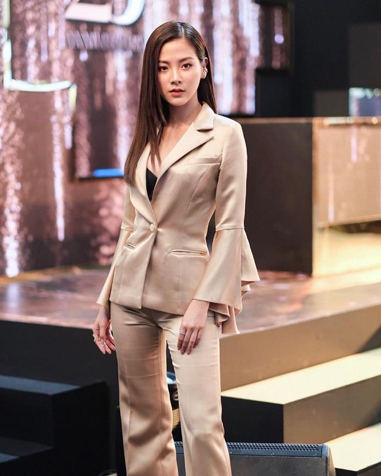 my nhan chiec la bay xinh dep tai su kien anh 1