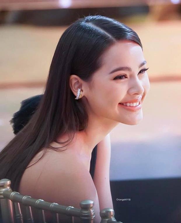 my nhan chiec la bay xinh dep tai su kien anh 5